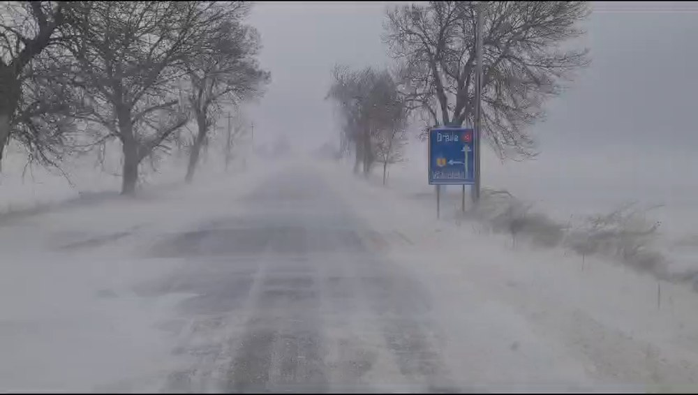 Școli închise și restricții de circulație în județul Buzău din cauza viscolului puternic VIDEO