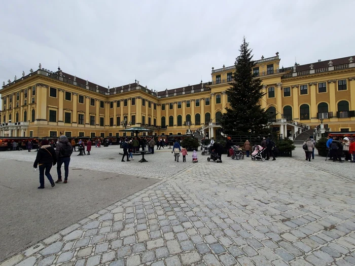 Pandemia a dus la dispariţia cozilor la bilete pentru palatul Schönbrunn din Viena. FOTO: Remus Florescu