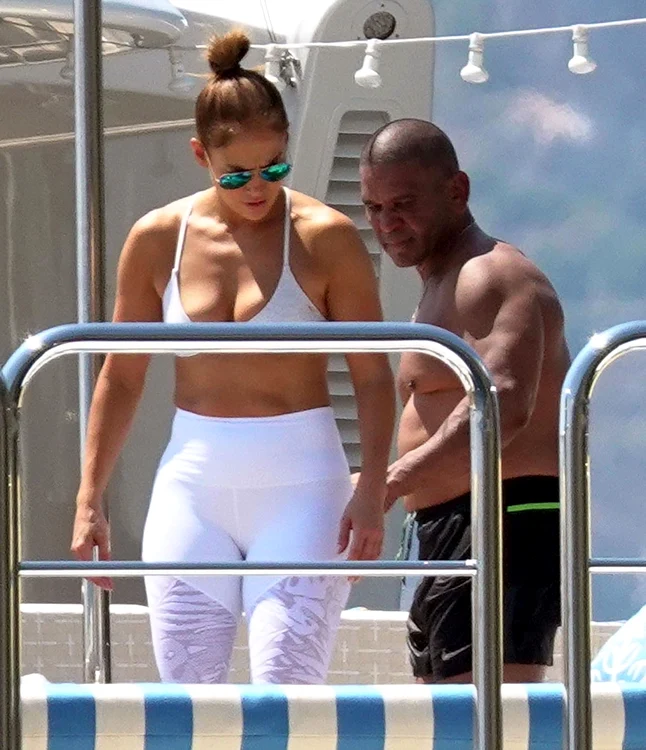 *EXCLUSIVE* WEB MUST CALL FOR PRICING   Singer Jennifer Lopez tightens that toned body on holiday in Positano!! jpeg