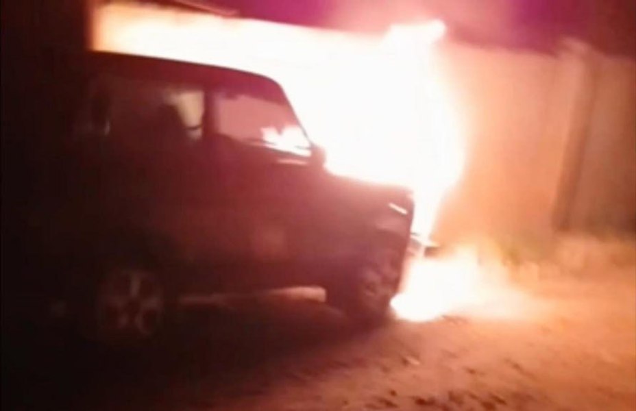 Vehicul folosit de liderii ceceni în Mariupolul ocupat, incendiat de partizanii pro-ucraineni: „Salutări kadîroviților!” 