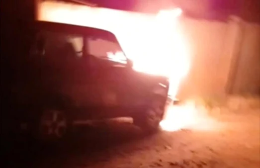 Vehicul folosit de liderii ceceni în Mariupol, incendiat de partizanii pro-ucraineni FOTO: X