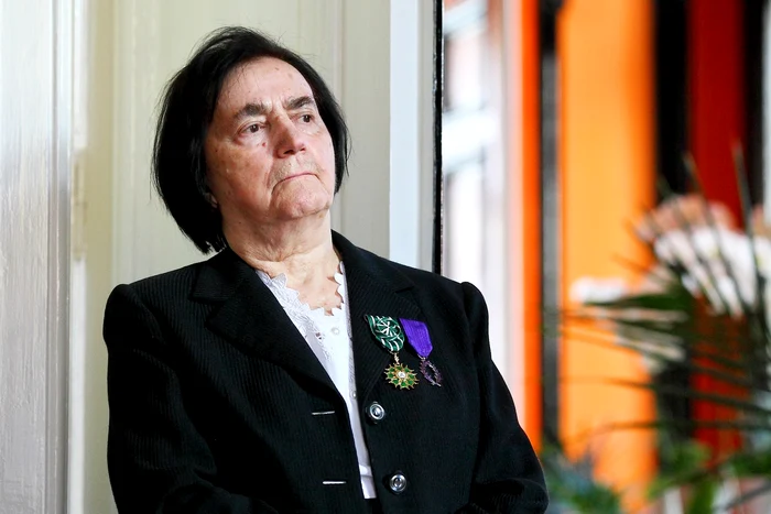 Elena Gorunescu, pe 5 noiembrie 2010, când a primit o distinctie din partea ambasadorului Franţei în România FOTO Mediafax