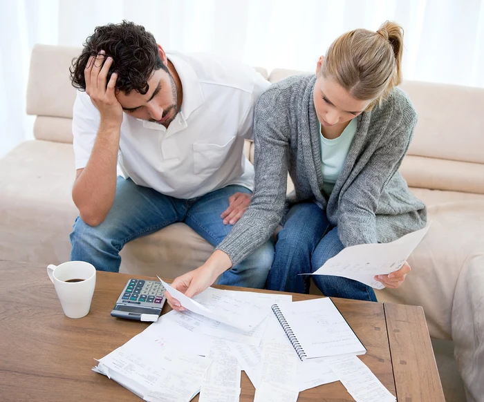 
    Românii sunt datori vânduţi la bănci  