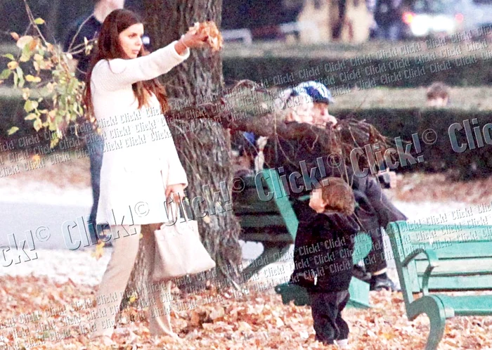 Ileana și Nicola  s-au jucat cu  frunzele uscate