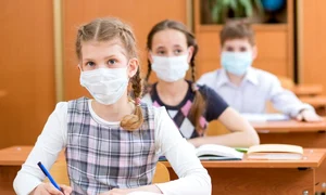 elevi cu masti pe fata jpeg