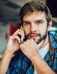bărbat vorbește la telefon  foto   Shutterstock jpg
