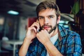 bărbat vorbește la telefon  foto   Shutterstock jpg