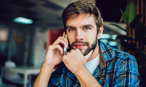 bărbat vorbește la telefon  foto   Shutterstock jpg