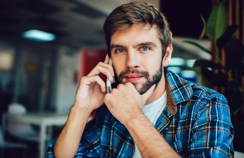 bărbat vorbește la telefon foto Shutterstock jpg