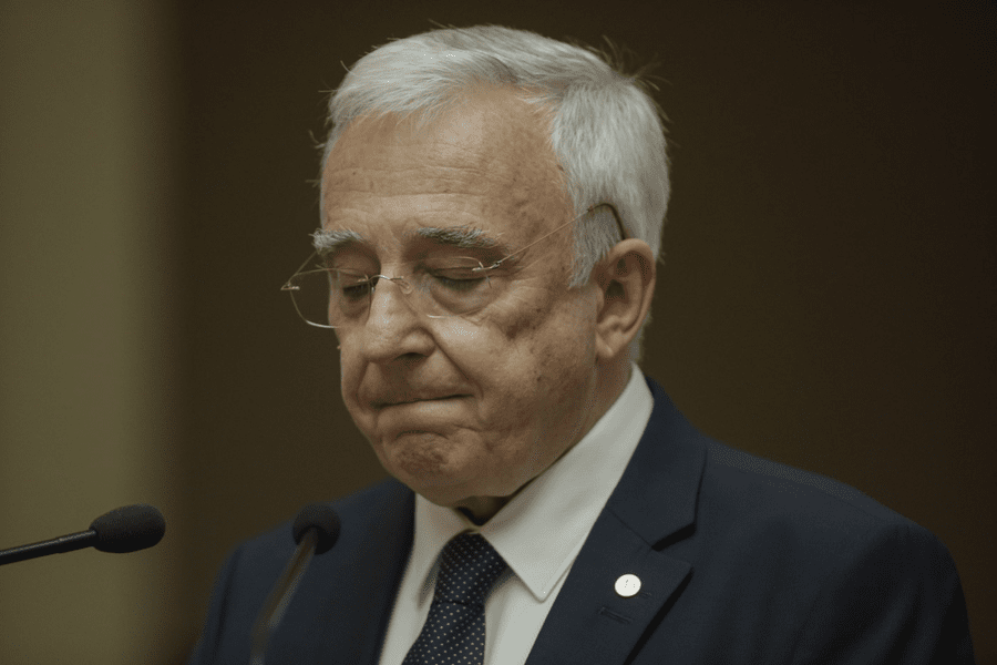 Isărescu: „Am pus cursul valutar tampon la creșterea prețurilor energiei“. Dolarul a atins un nou record 