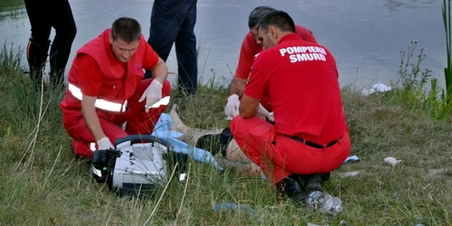 Pompierii militari recupereaza trupurile a doi tineri inecati in raul Suceava. FOTO