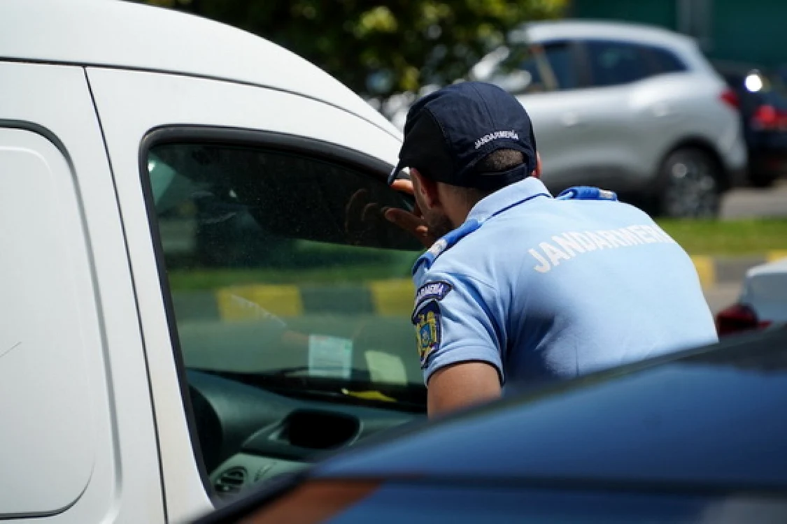 Negociatorul Poliţiei Bihor discuta cu şoferiţa baricadată prin mesaje scrise. FOTO: ebihoreanul.ro