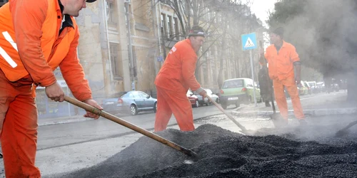 Pe mai multe străzi se fac lucrări de asfaltare. Foto Bogdan Dimofte