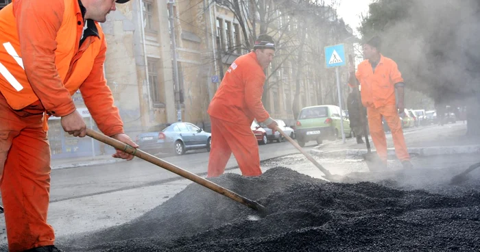 Pe mai multe străzi se fac lucrări de asfaltare. Foto Bogdan Dimofte