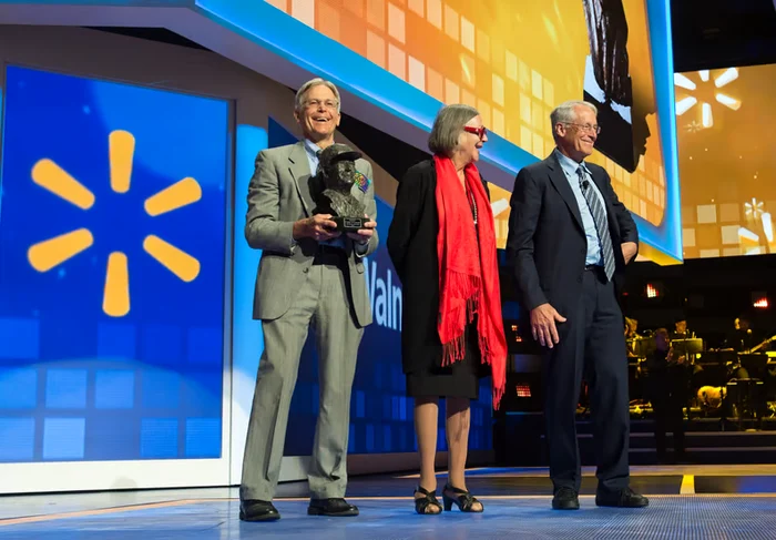 Familia Walton, fondatoarea gigantului Walmart FOTO: X/ @nealtaparia