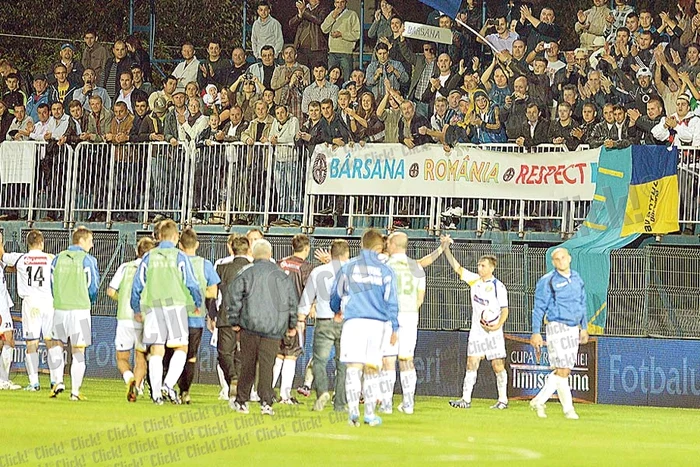 Viceprimarul din Bârsana,  Teodor Ştefanca, a fost făcut  sandviş de brancardieri (Fotografii: Mediafax/Răzvan Păsărică)