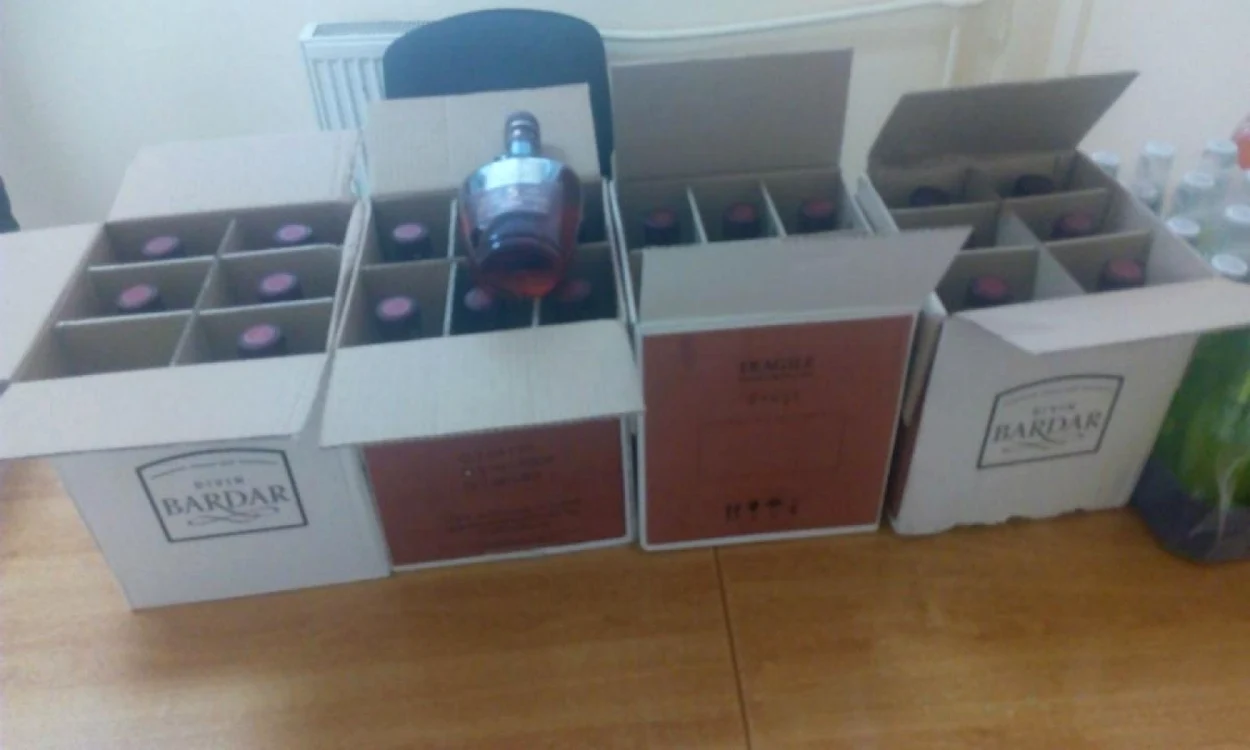 22 de sticle de coniac, de provenienţă duty free, au fost descoperite în maşină Foto: Poliţia de Frontieră Galaţi