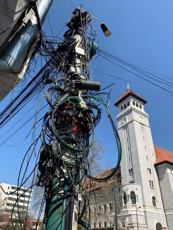 Stâlp de iluminat din faţa primăriei Sectorului 1 Foto: Facebook Clotilde Armand