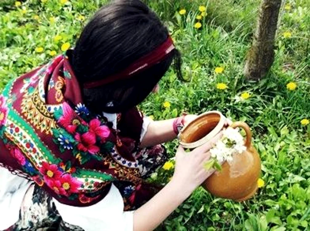 Obiceiuri de Sf. Gheorghe - tradiţia spune că fetele care se uită, în această zi, într-un ulcior de apă, îşi vor vedea ursitul Foto: iabucovina.com