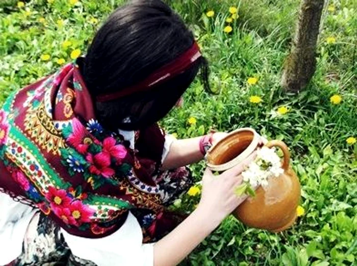 Obiceiuri de Sf. Gheorghe - tradiţia spune că fetele care se uită, în această zi, într-un ulcior de apă, îşi vor vedea ursitul Foto: iabucovina.com