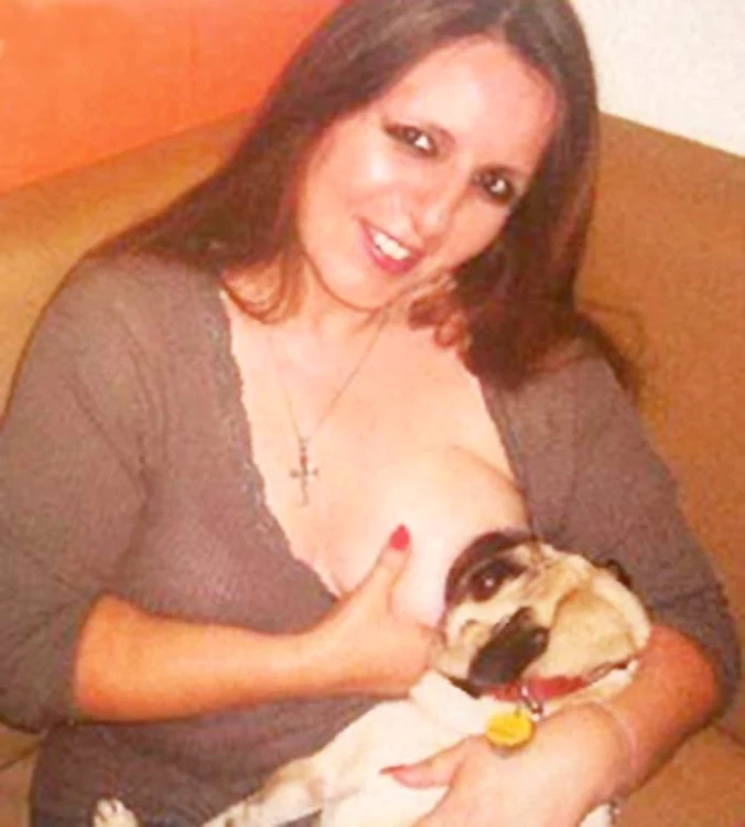 
    Femeia susţine  că Spider a prins  gustul să sugă de  când a lins un biberon  