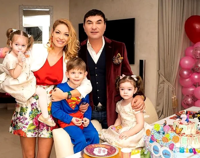 
    Valentina Pelinel, Cristi Borcea și cei trei copii pe care îi au împreunăfoto: Instagram  