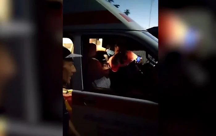 
    Șoferul de pe ambulanță l-a și amenințat pe bărbatFoto: captură video Facebook  