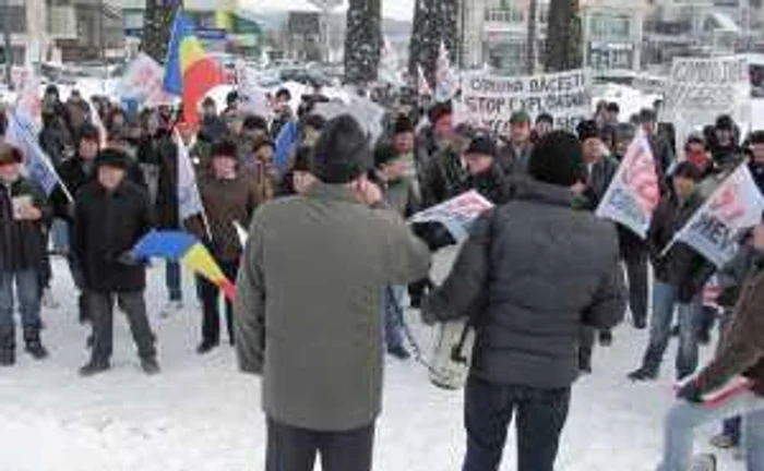 Circa 200 de oameni protestează faţă de explorarea gazelor de şist de către compania Chevron în Vaslui FOTO Adevărul