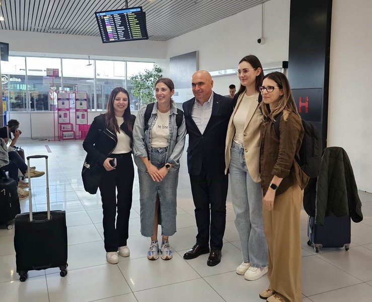 Ilie Bolojan a surprins cu un gest de normalitate în aeroportul Otopeni. El petrece weekendul în Oradea