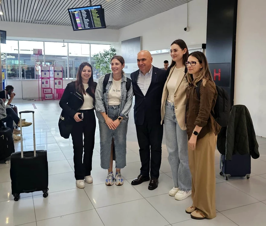 Ilie Bolojan s-a fotografiat cu patru tinere FOTO: LTM
