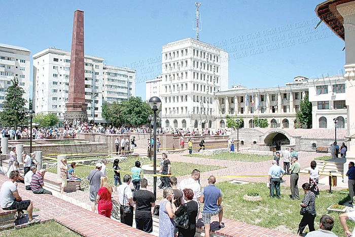 Zeci de oameni s-au adunat ieri în faţa bisericii din centrul oraşului. „Părintele nostru iubea pe toată lumea, nu a făcut rău nimănui”, spune un enoriaş