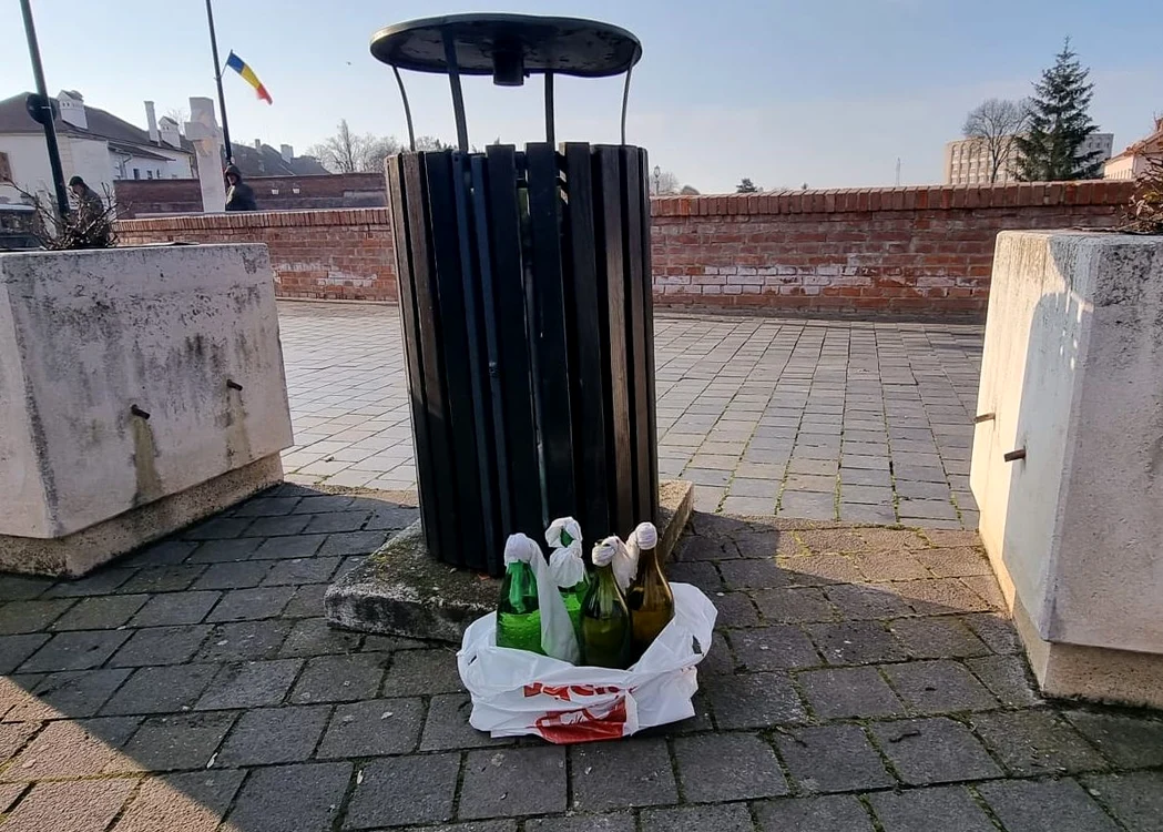 Sticlele cu benzină erau puse într-un coș de gunoi FOTO Adevărul