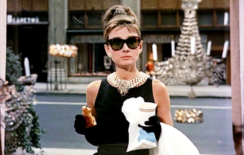 Celebrul coc purtat de Audrey Hepburn în Mic dejun la Tiffany's a devenit emblematic  jpeg