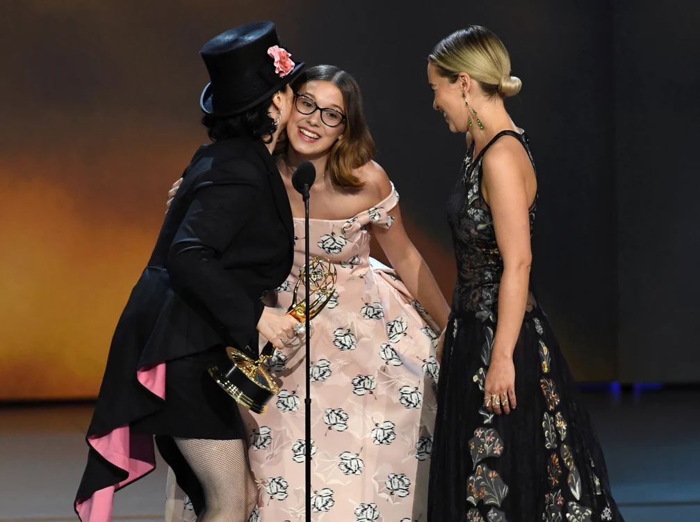 
    Regizorul Amy Sherman este felicitată pe scenă după ce a câștigat Premiul Emmy Foto: Getty Images  