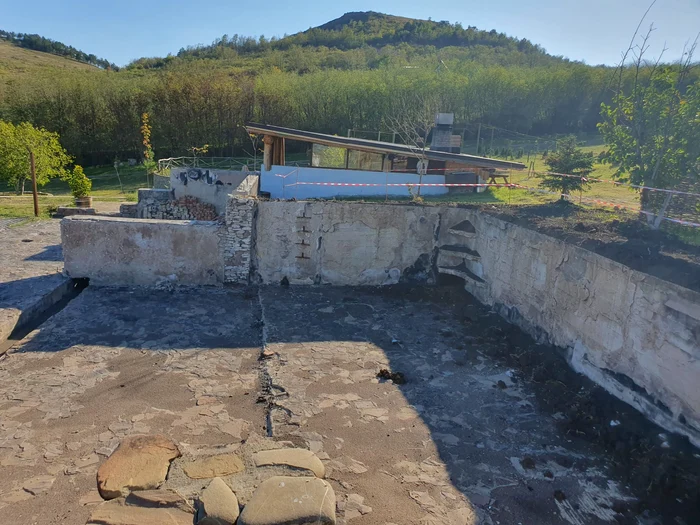 Doar câteva ruine mai amintesc de incendiul de la Ferma Dacilor