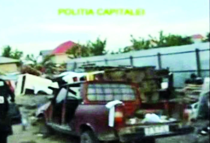 Hoţii au fost prinşi de poliţişti când dezmembrau maşinile în garaje sau curţi