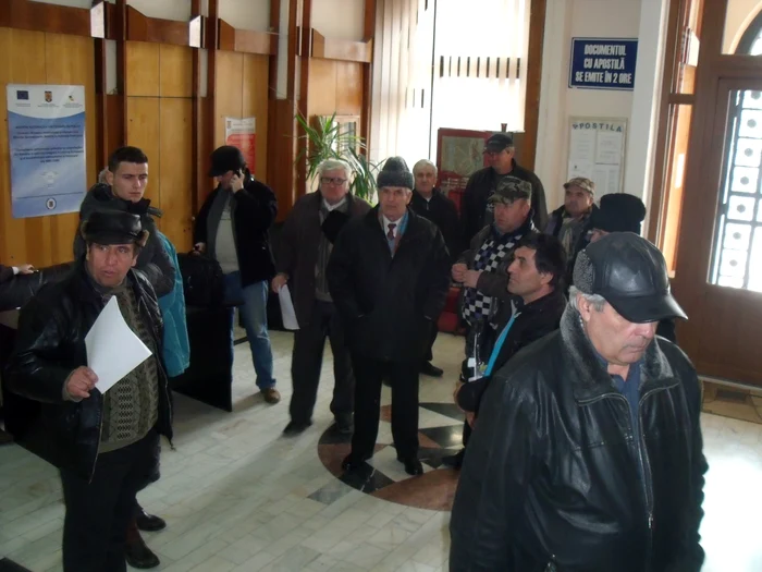 Oamenii din Dumitreşti au venit astăzi la Prefectură Foto: Ştefan Borcea