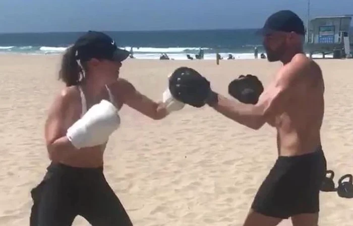 Maria Sharapova boxează și pe plajăFOTO: Instagram