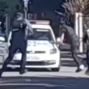 un barbat din sectorul 6 a incercat sa fuga si a amenintat politistii cu un cutit png