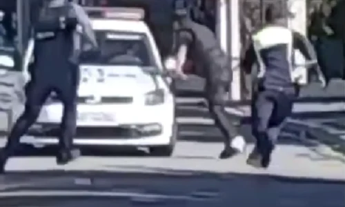un barbat din sectorul 6 a incercat sa fuga si a amenintat politistii cu un cutit png