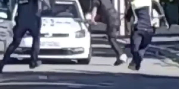 un barbat din sectorul 6 a incercat sa fuga si a amenintat politistii cu un cutit png