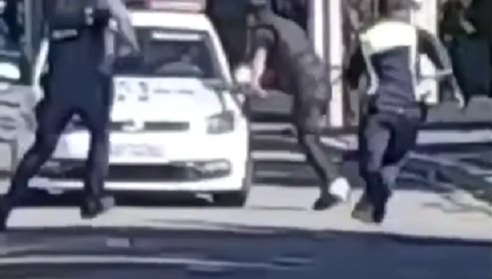 un barbat din sectorul 6 a incercat sa fuga si a amenintat politistii cu un cutit png