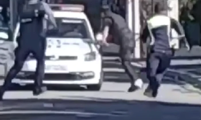 un barbat din sectorul 6 a incercat sa fuga si a amenintat politistii cu un cutit png