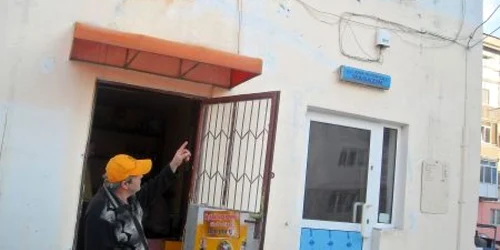 Vecinul arată fereastra apartamentului în care locuia bărbatul