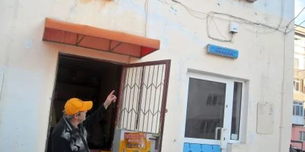 Vecinul arată fereastra apartamentului în care locuia bărbatul