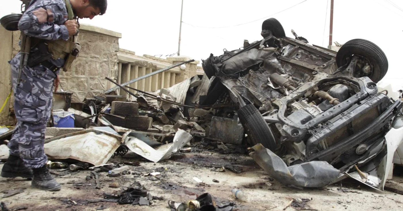 Un poliţist inspectează locul unui atentat cu bombă, care în luna mai a făcut 25 de victime în oraşul Kirkuk.  