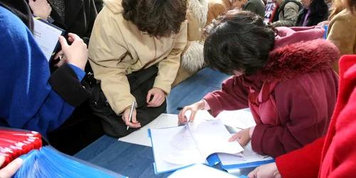 Agenţilor care încearcă să vă convingă se semnaţi adeziuni li s-au promis comisioane tentante