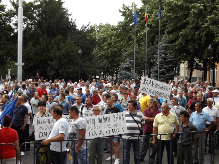 angajatii raan in fata prefecturii Mehedinti FOTO Corina Macavei