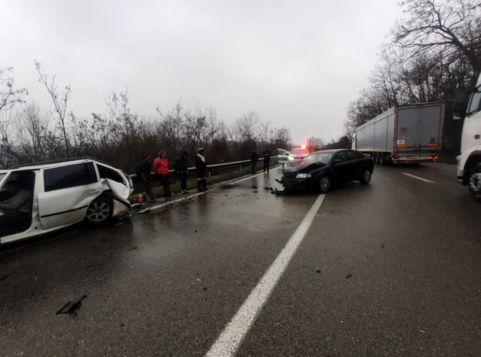 Accident rutier pe DN7 - Dealul Negru în Milcoiu - Vâlcea Foto Adevărul