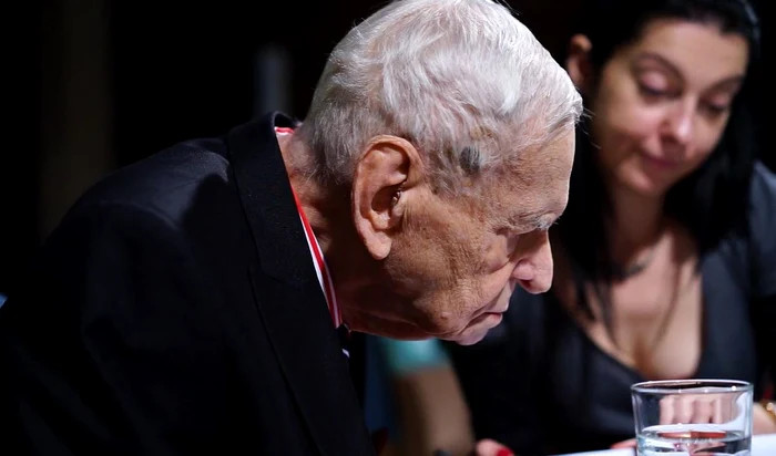 Maestrul Beligan avea nevoie de aparat auditiv la repetiții. Captură video Simion Buia via vimeo.com